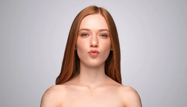 Gyömbér női modell duzzadó ajkak — Stock Fotó