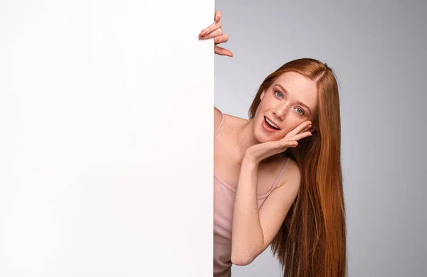 행복 한 빨간 머리 여성 광고 스파 서비스 — 스톡 사진