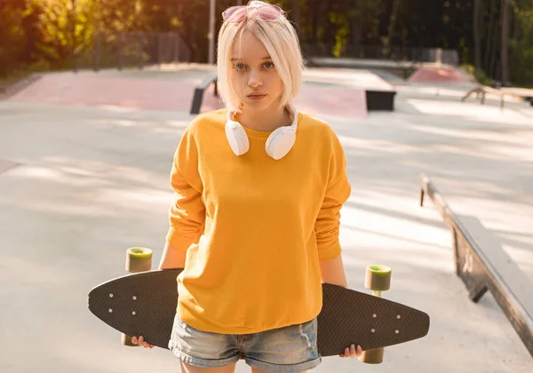 Adolescente con skateboard in skate park — Foto Stock