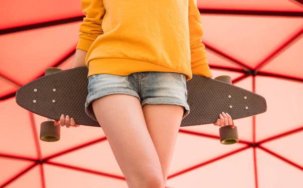 Crop skater con skateboard nel parco — Foto Stock