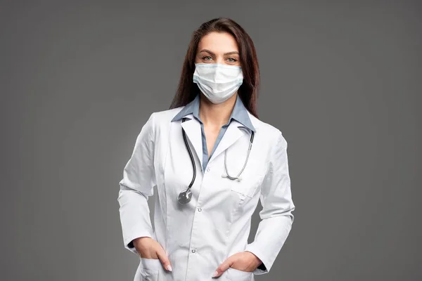 Женщина-врач с руками в карманах — стоковое фото