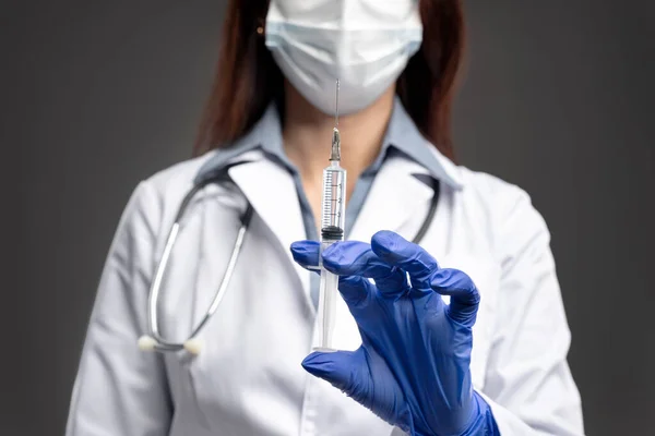 Beskær sygeplejerske, der viser sprøjte med vaccine - Stock-foto