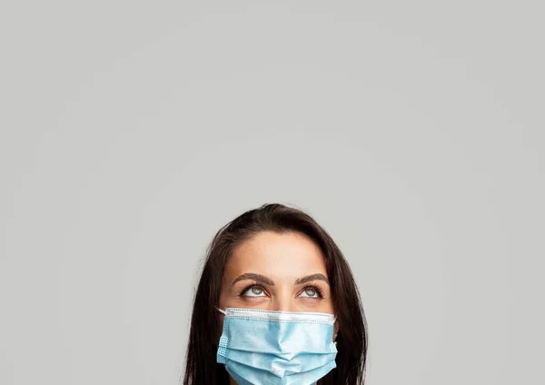 Senhora mascarada a olhar para cima — Fotografia de Stock