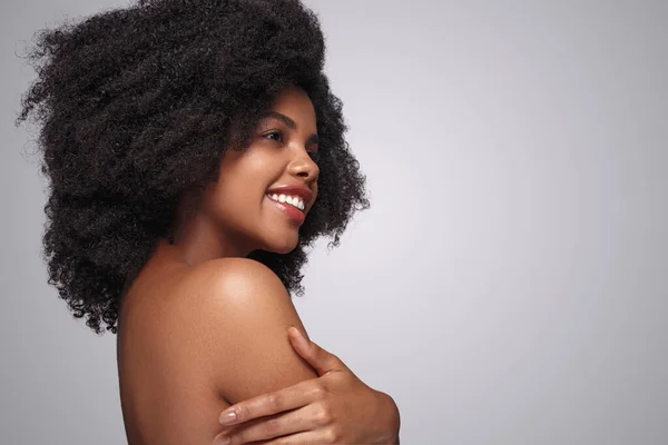 Delighted black lady embracing shoulders — Stock Photo, Image