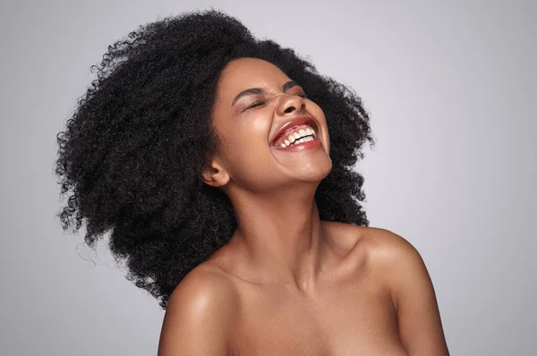 Bonita mujer negra riendo de broma — Foto de Stock