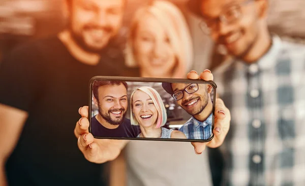 Diverse vrienden nemen selfie samen — Stockfoto