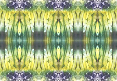 Parlak simetrik yatay arka plan. Mavi, mor, yeşil, beyaz ve sarı pigmentler. Soyut suluboya resim.