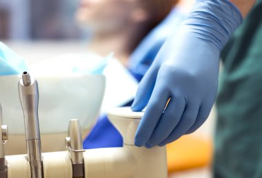 El dişçi diş ofiste.