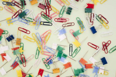 Okul malzemeleri masanın üstünde.