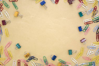 Okul malzemeleri masanın üstünde.