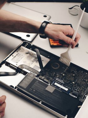 Evde beyaz Masadaki laptop onarım