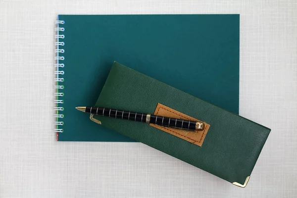 Yeşil defter. Tükenmez kalem.