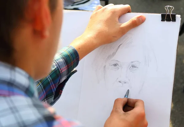 sokak sanatçıları insan portreleri boya 