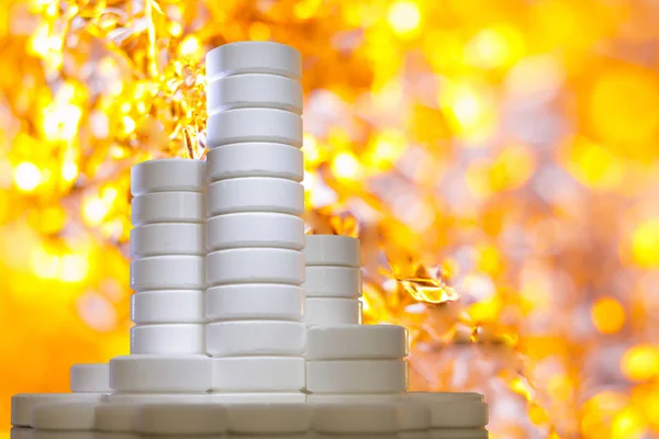 çeşitli beyaz tabletler. altın arka plan üzerinde. ilaçların mimarisi.