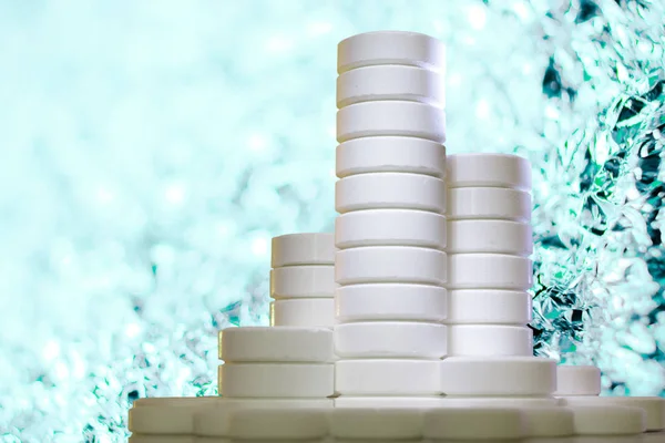 çeşitli beyaz tabletler. mavi arka plan. ilaçların mimarisi.