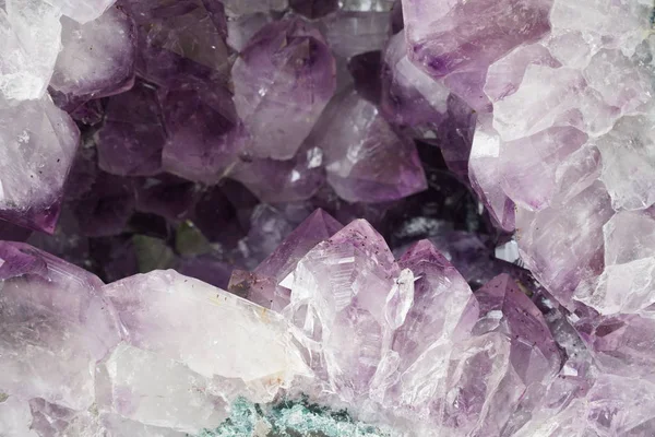 Güzel Mor Ametist Kristalleri Mücevher Ametist Mineral Numunesi Beyaz Bir — Stok fotoğraf