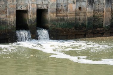 Kirli su şehirden lağıma akıyor, atık su bir borudan akıyor, kanalizasyon borusu kirleten su
