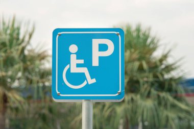 Engelli park yeri ya da park yerindeki tekerlekli sandalye işareti