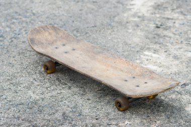 Beton yolda eski ahşap kaykay