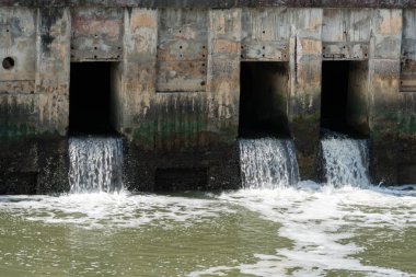 Atık su şehirden lağıma akıyor, kirli su bir borudan akıyor, kanalizasyon borusu kirleten su.