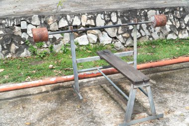 Ev yapımı Halter Sokağı antrenmanı. Ağırlık eğitiminde kullanılan egzersiz ekipmanları