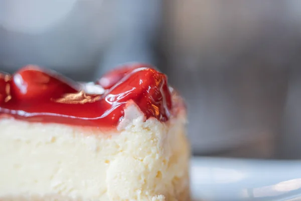 Close Piece Strawberry Cake Bitą Śmietaną Służyć Białym Talerzu Miękkie — Zdjęcie stockowe