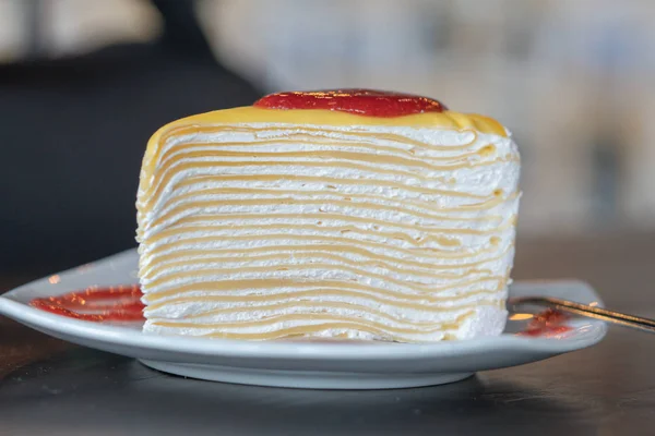 Close Piece Strawberry Cake Bitą Śmietaną Służyć Białym Talerzu Miękkie — Zdjęcie stockowe