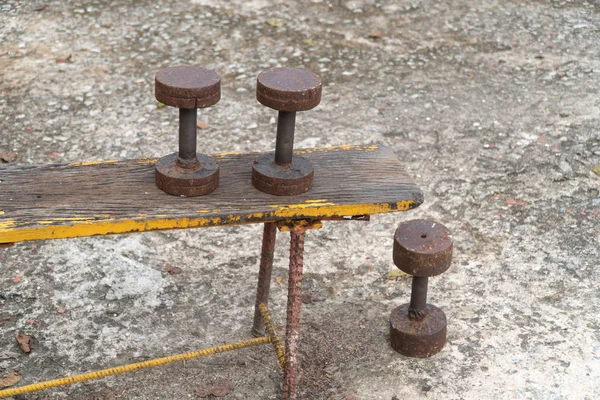 Vintage Hantel Auf Dem Boden Eines Outdoor Fitnessstudios — Stockfoto