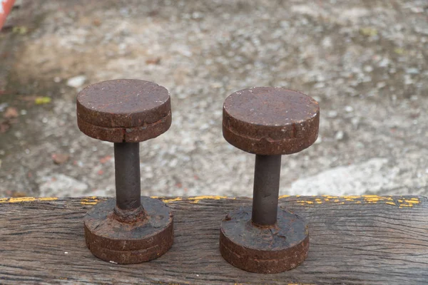 Vintage Hantel Auf Dem Boden Eines Outdoor Fitnessstudios — Stockfoto