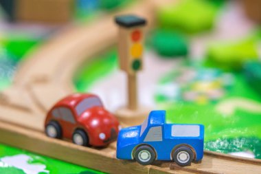 iki araba modeli trafik iç çekme oyuncağı, okul öncesi oyun parkı için eğitici oyuncaklar (seçici odak)