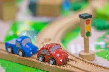 iki araba modeli trafik iç çekme oyuncağı, okul öncesi oyun parkı için eğitici oyuncaklar (seçici odak)