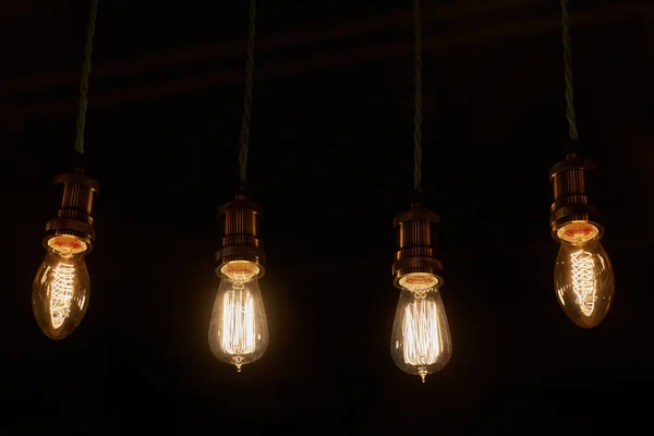 Alcune lampadine su nero — Foto Stock