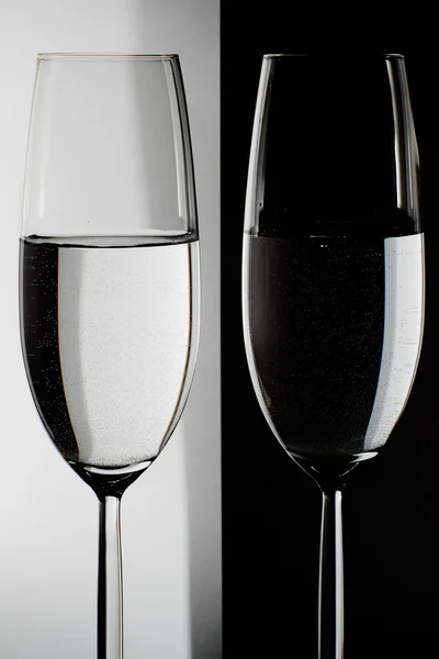 Два стакана на столе — стоковое фото