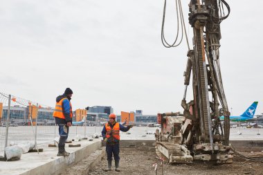 kaçak üzerinde matkap makineleri çalışır