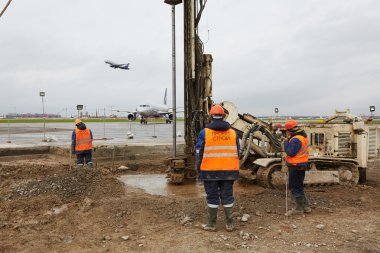 kaçak üzerinde matkap makineleri çalışır