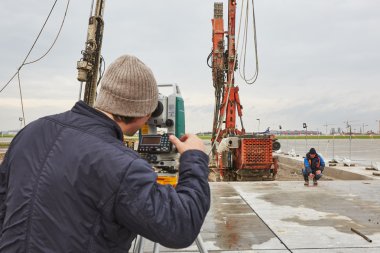 kaçak üzerinde matkap makineleri çalışır