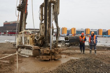 kaçak üzerinde matkap makineleri çalışır