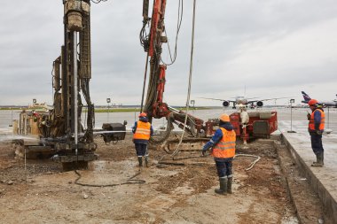 kaçak üzerinde matkap makineleri çalışır