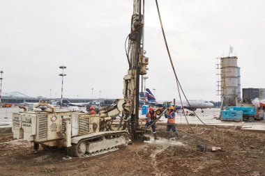 kaçak üzerinde matkap makineleri çalışır