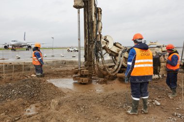 kaçak üzerinde matkap makineleri çalışır