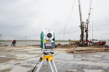 kaçak üzerinde matkap makineleri çalışır