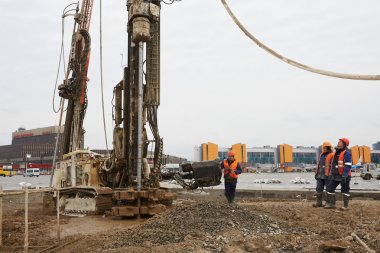 kaçak üzerinde matkap makineleri çalışır