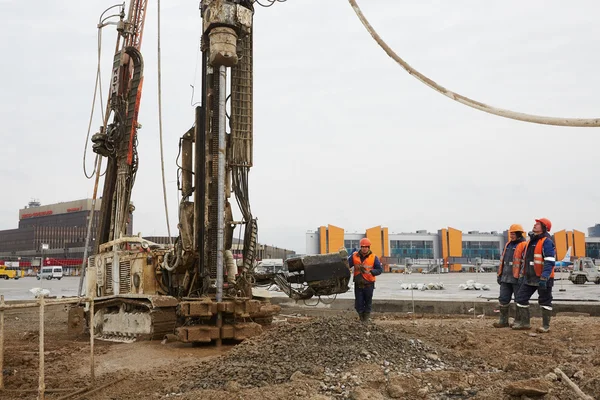 kaçak üzerinde matkap makineleri çalışır