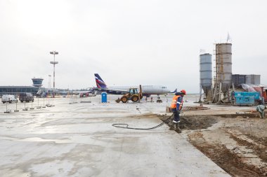 kaçak üzerinde matkap makineleri çalışır