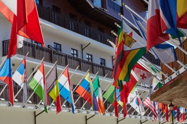 Olimpiyat Köyü Bayraklarda