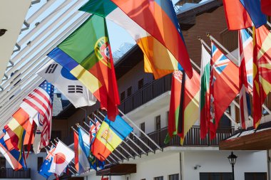 Olimpiyat Köyü Bayraklarda