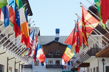 Olimpiyat Köyü Bayraklarda