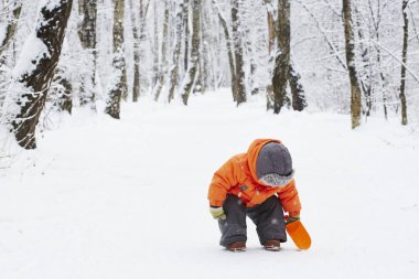 Kış sokakta küçük çocuk