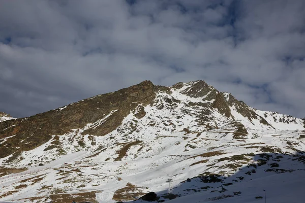 Skidåkning och snowboard i Alperna — Stockfoto