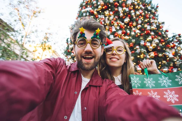 Mutlu çiftimiz Noel ağacı yakınındaki selfie yapma 